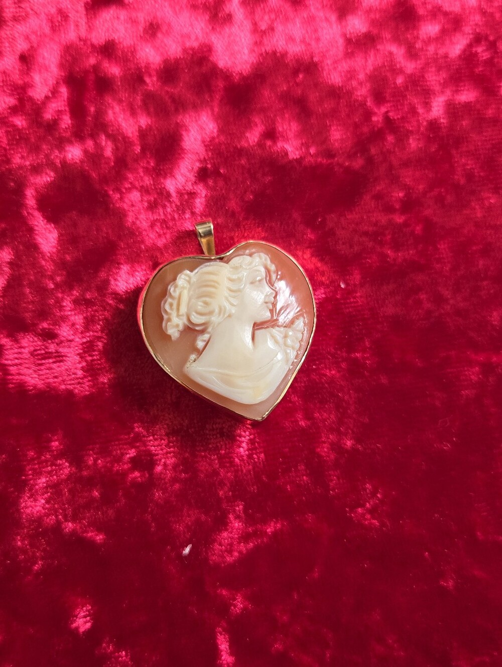 1980s Vintage Heart Cameo Pendant